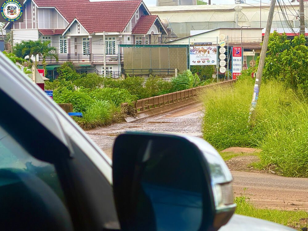 Taxi Tu Tra Đơn Dương Đi Tham Quan: Cung Đường Farm Sữa, Vườn Dâu & Chùa Vàng Đường ngập mùa mưa tại Tu Tra