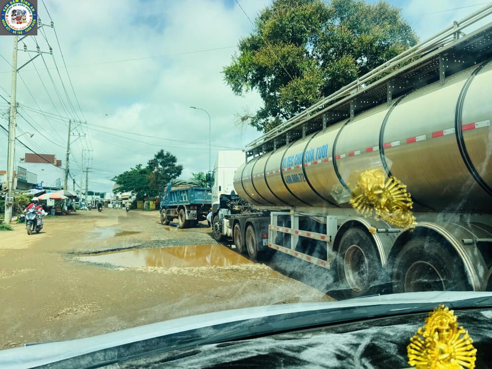 Taxi Tu Tra Đơn Dương Đi Tham Quan: Cung Đường Farm Sữa, Vườn Dâu & Chùa Vàng Xe bồn chở sữa tươi đường Tu Tra