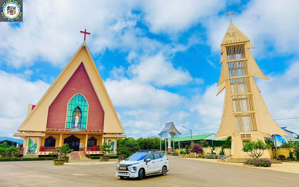 Taxi Tu Tra Đơn Dương Đi Tham Quan: Cung Đường Farm Sữa, Vườn Dâu & Chùa Vàng Nhà thờ Tu Tra và xe Taxi Đức Trọng trên cung đường du lịch Đơn Dương