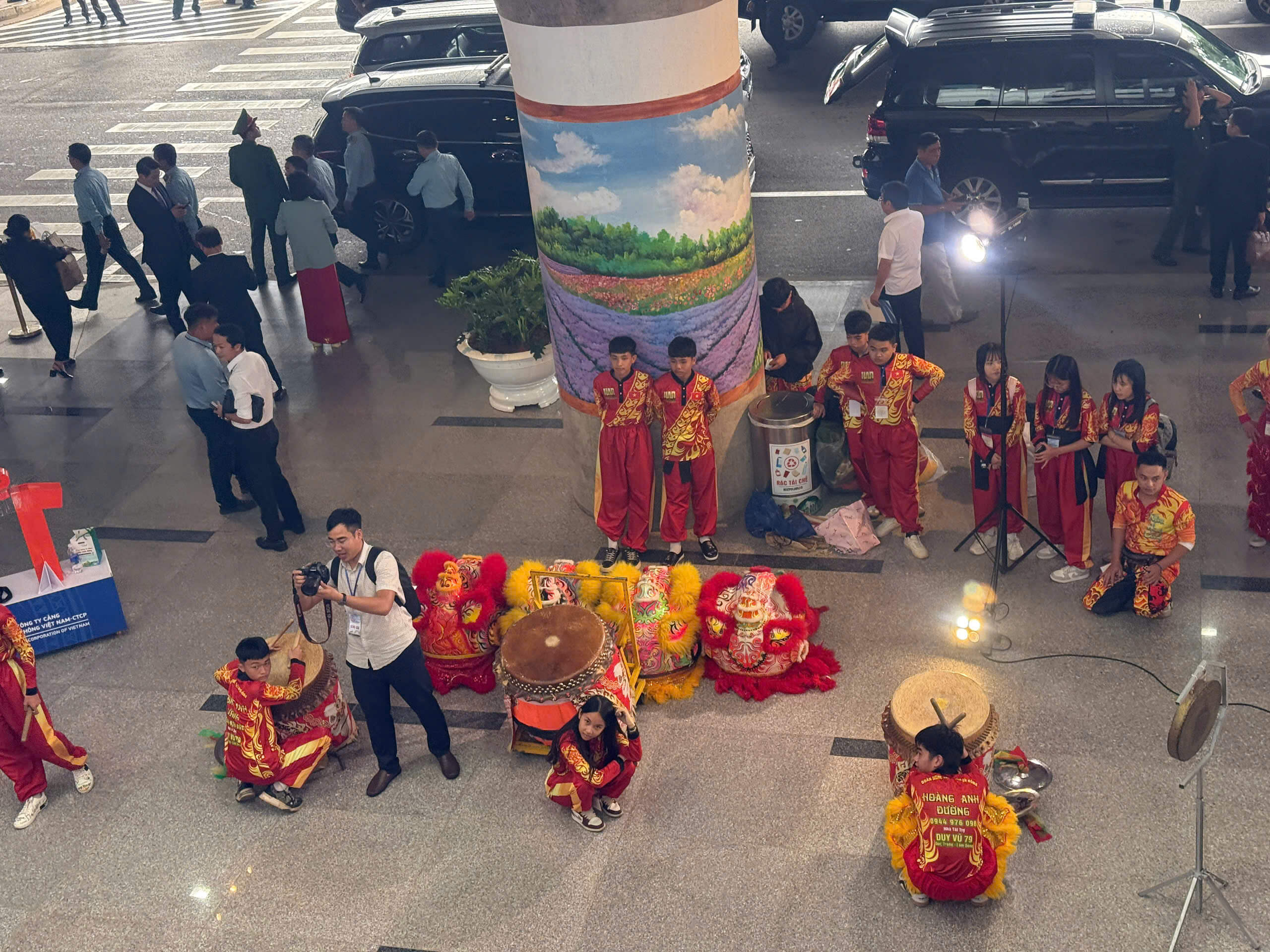Đội múa lân chào mừng tại sân bay Liên Khương ngày khai trương Đội múa lân sư áo đỏ vàng biểu diễn chào mừng tại sân bay Liên Khương 19/8/2026