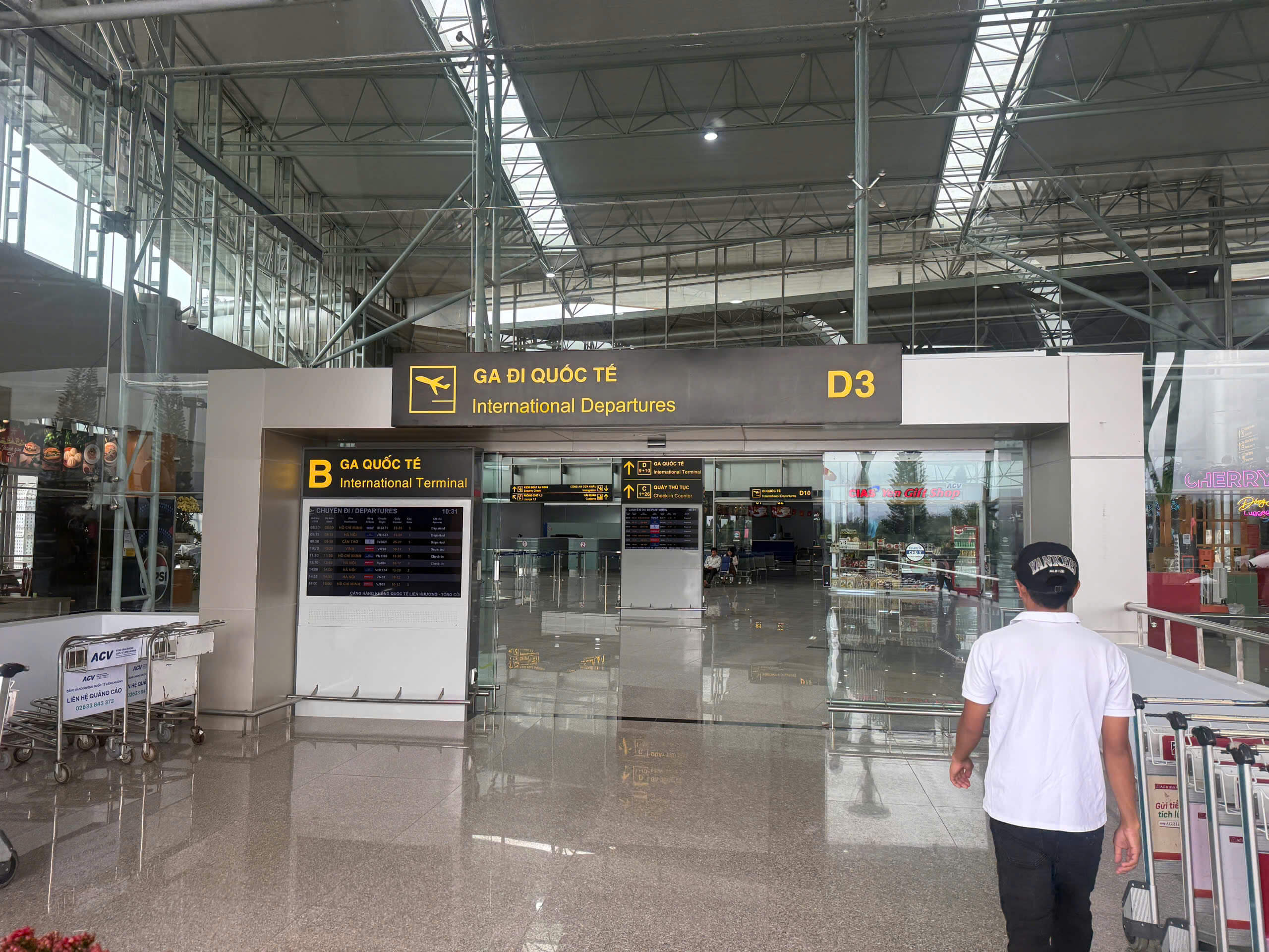 Cửa ra ga quốc tế D3 sân bay Liên Khương Biển chỉ dẫn Ga đi quốc tế D3 - International Departures tại sân bay Liên Khương