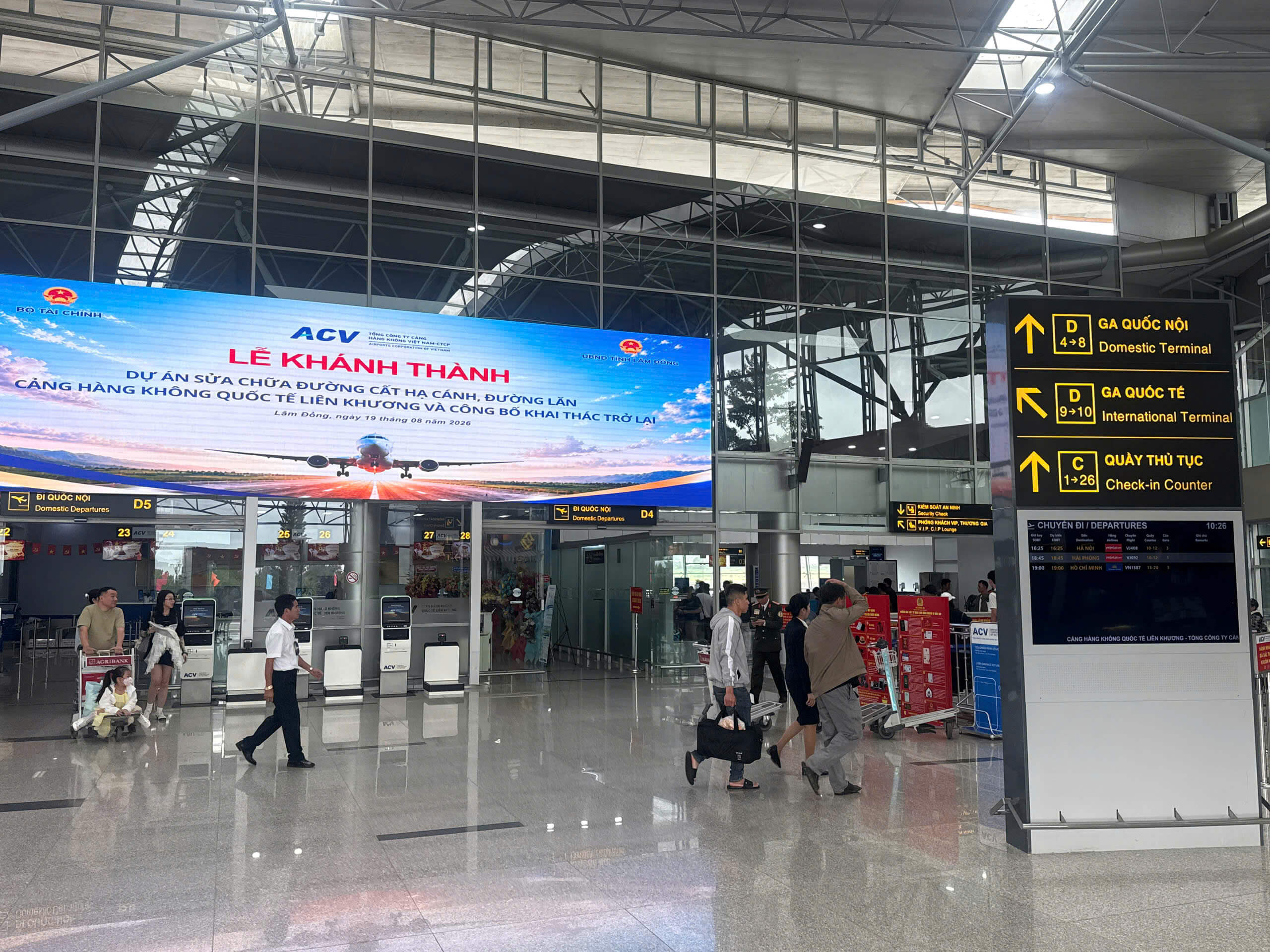 Màn hình lễ khánh thành tại sảnh chờ ga đi sân bay Liên Khương Màn hình LED thông báo lễ khánh thành dự án sửa chữa đường băng, hành khách kéo vali