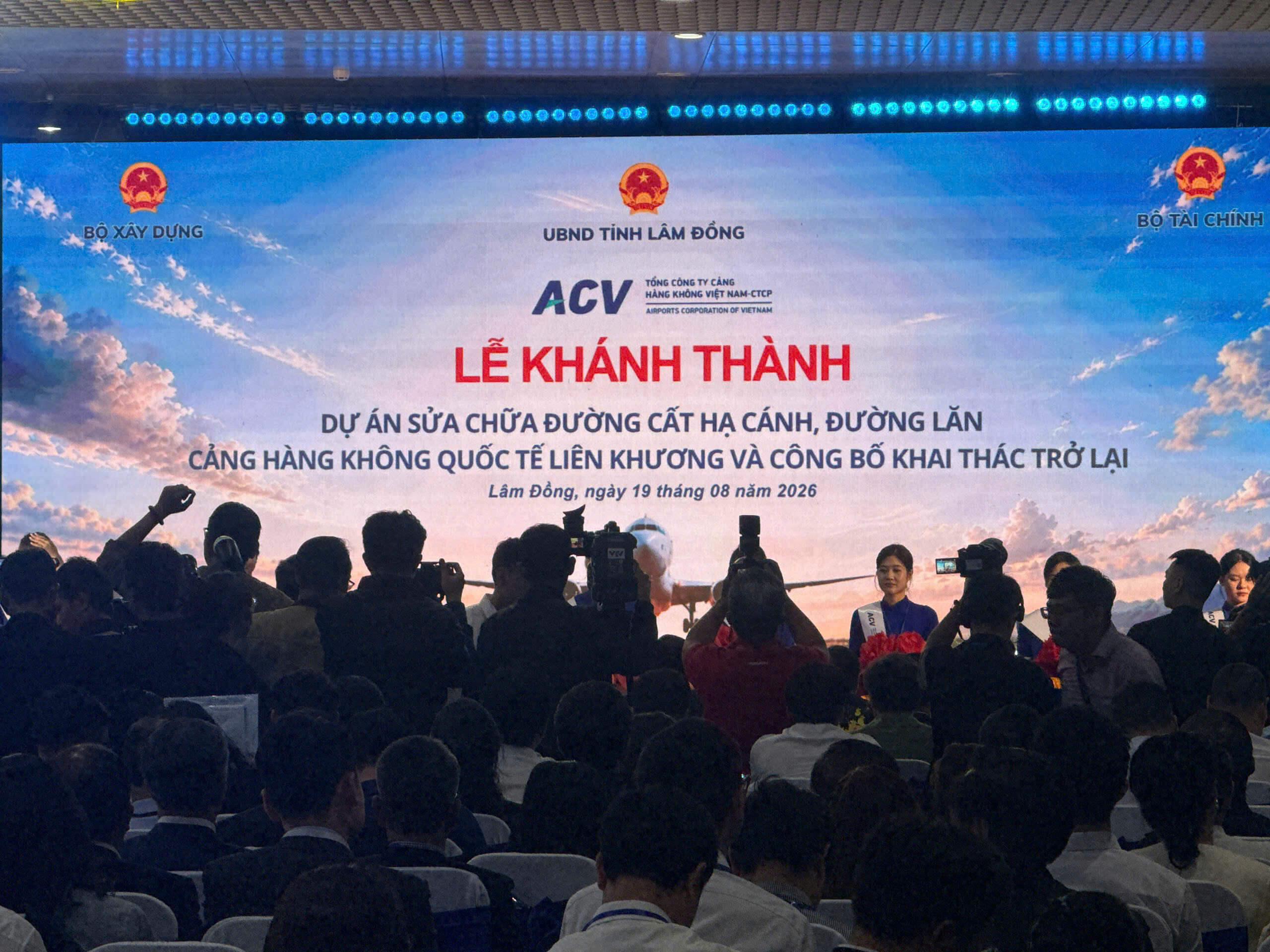 Lễ khánh thành dự án sửa chữa đường băng sân bay Liên Khương 19/8/2026 Sân khấu lễ khánh thành Cảng hàng không quốc tế Liên Khương với đại biểu và báo chí tham dự