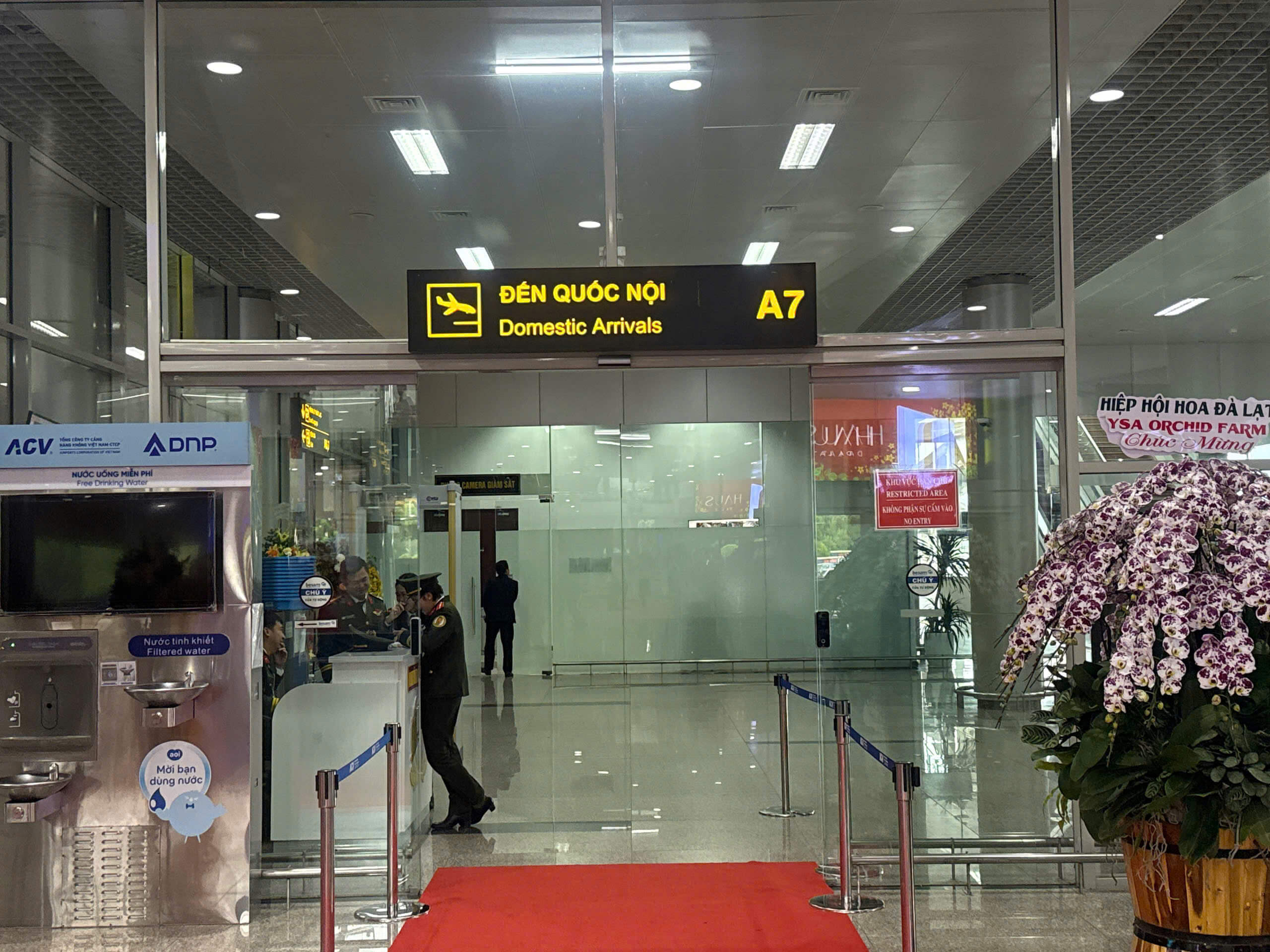 Taxi Sân Bay Liên Khương – Đã Mở Cửa Trở Lại 19/08/2026 | Taxi Đức Trọng Đà Lạt Biển chỉ dẫn Đến quốc nội A7 - Domestic Arrivals, thảm đỏ và hoa lan chào mừng