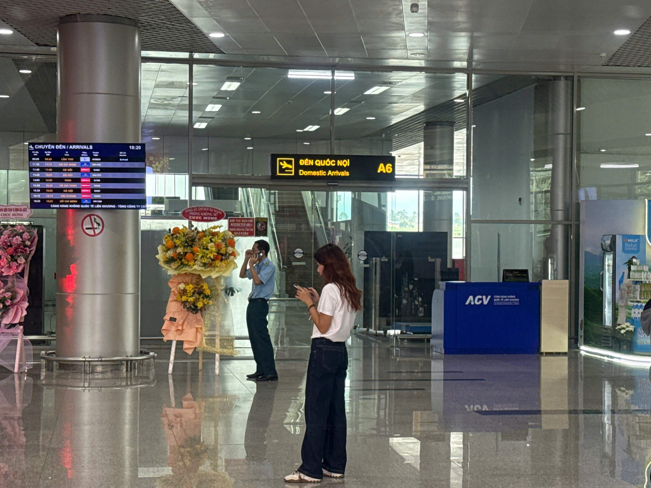 Bảng giờ bay đến và cửa A6 ga đến quốc nội sân bay Liên Khương Bảng điện tử Chuyến đến - Arrivals và biển chỉ dẫn A6 Đến quốc nội, hành khách chờ đón