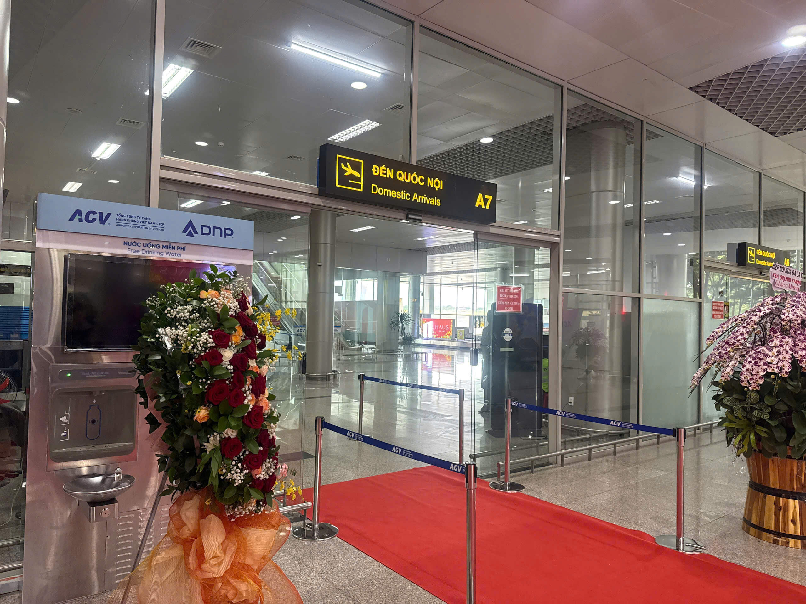Lối vào A7 được trải thảm đỏ dịp khánh thành sân bay Liên Khương Thảm đỏ và hoa chúc mừng trước cửa A7 Đến quốc nội, dây chắn bảo vệ lối đi