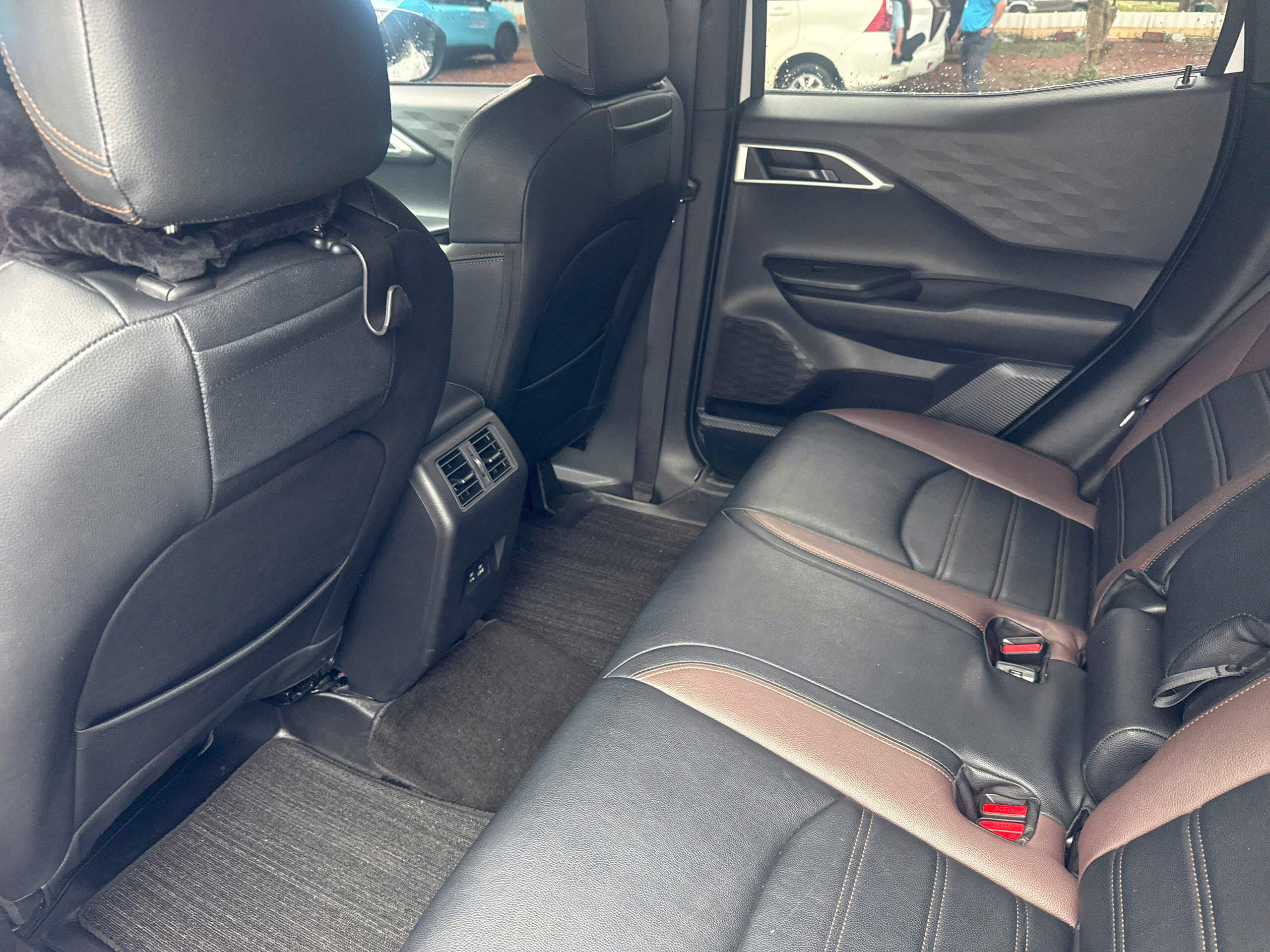 Taxi Sân Bay Liên Khương – Đã Mở Cửa Trở Lại 19/08/2026 | Taxi Đức Trọng Đà Lạt Hàng ghế sau bọc da, rộng chân của xe taxi Đức Trọng phục vụ tuyến sân bay Liên Khương