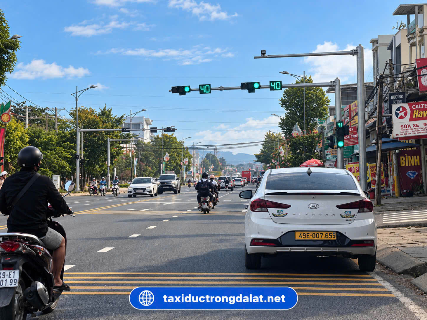 Đưa Khách Đi Quán Cà Phê Đà Lạt Cuối Năm Taxi Đức Trọng Đà Lạt đưa khách đi quán cà phê Đà Lạt cuối năm — đường phố Đà Lạt