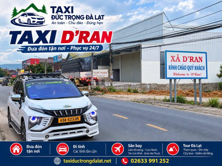 Taxi D’Ran – Lạc Nghiệp Xe taxi 7 chỗ của Taxi Đức Trọng Đà Lạt bên bảng chào xã D'Ran, trên cung đường ngắm hoa dã quỳ qua đèo D'Ran