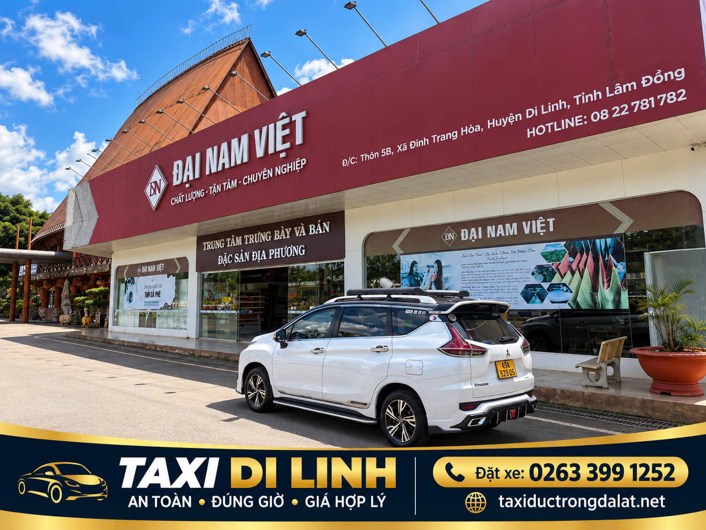 Taxi Di Linh trên đường thị trấn Xe Taxi Di Linh dừng trước cửa hàng trên đường ở Di Linh, Lâm Đồng