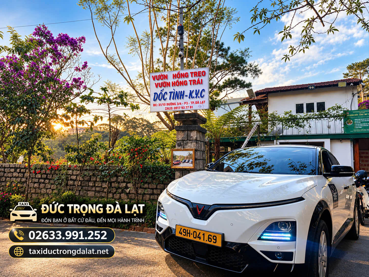 Taxi Đức Trọng Đà Lạt – Xe 4, 7, 16 Chỗ | Sân Bay, Đà Lạt 24/7 Tour vườn hồng Đà Lạt: xe điện VinFast 49H-041.69 của Taxi Đức Trọng Đà Lạt đậu trước cổng vườn hồng trên đường 3 Tháng 4