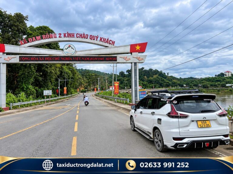 Cổng chào xã Đam Rông 2 Xe taxi Mitsubishi Xpander trước cổng chào xã Đam Rông 2 trên QL27, hướng đi tiếp từ Phú Sơn
