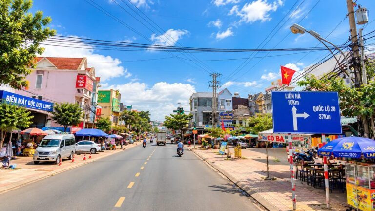 Biển chỉ đường Liên Hà – Quốc lộ 20 ở Tân Hà Đường trung tâm Tân Hà với biển chỉ đường đi Liên Hà và Quốc lộ 20