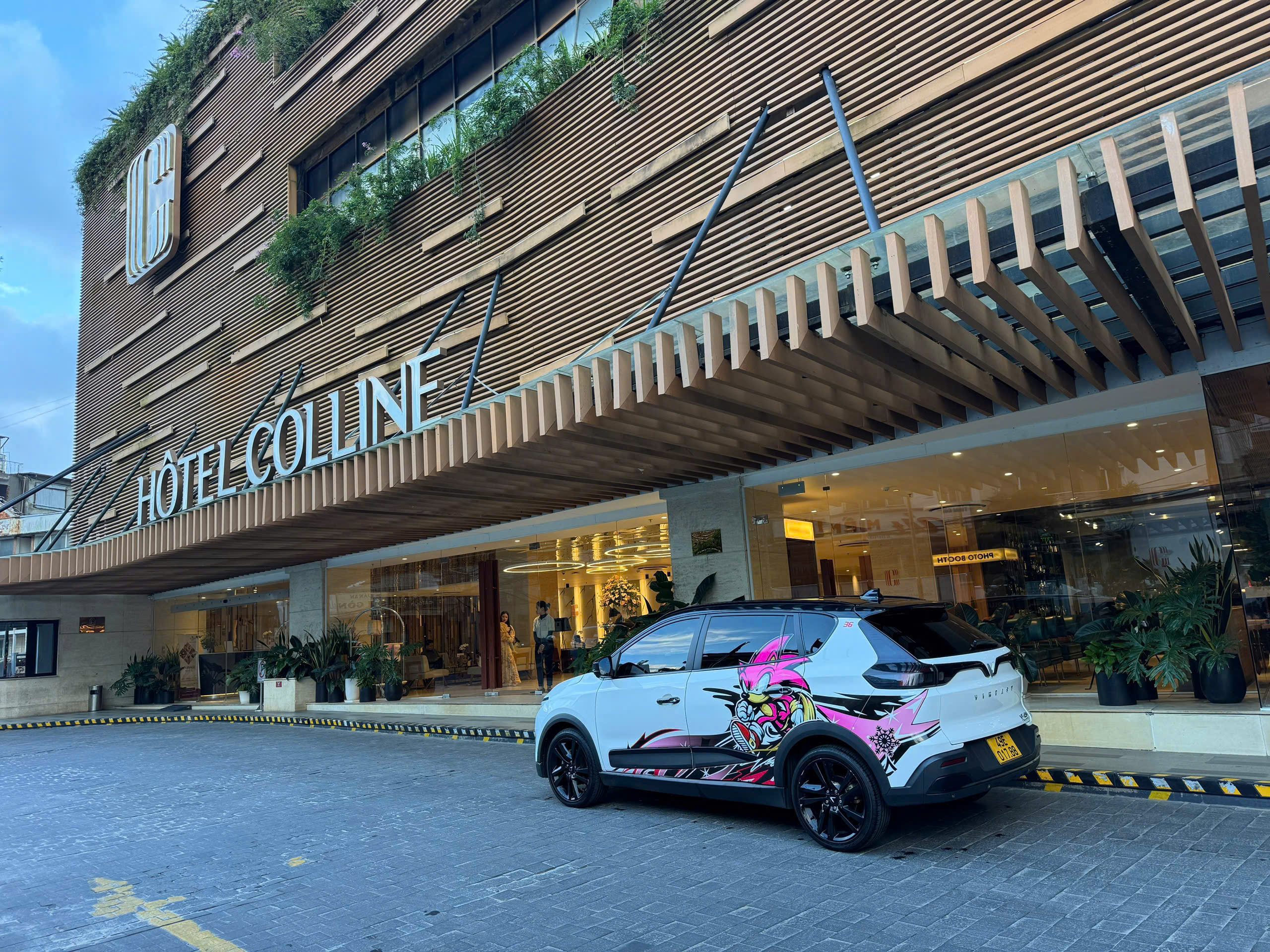 Xe điện VinFast Taxi Đức Trọng Đà Lạt đậu trước sảnh Hotel Colline, trung tâm Đà Lạt