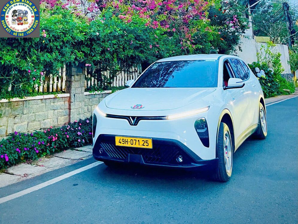 Xe điện VinFast biển số 49H-071.25 của Taxi Đức Trọng Đà Lạt chạy qua con đường rợp hoa giấy khu biệt thự Đà Lạt