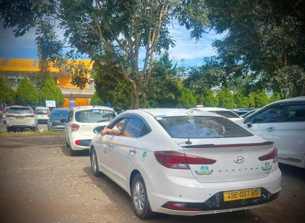 Xe taxi Đức Trọng đang trên đường từ Ninh Gia đi sân bay Liên Khương Lâm Đồng