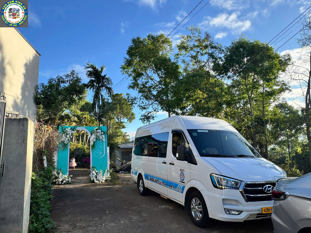 Xe 16 chỗ Taxi Đức Trọng phục vụ khách đoàn tại Lâm Đồng, dịch vụ thuê xe hợp đồng và đưa đón sân bay Liên Khương 24/7.