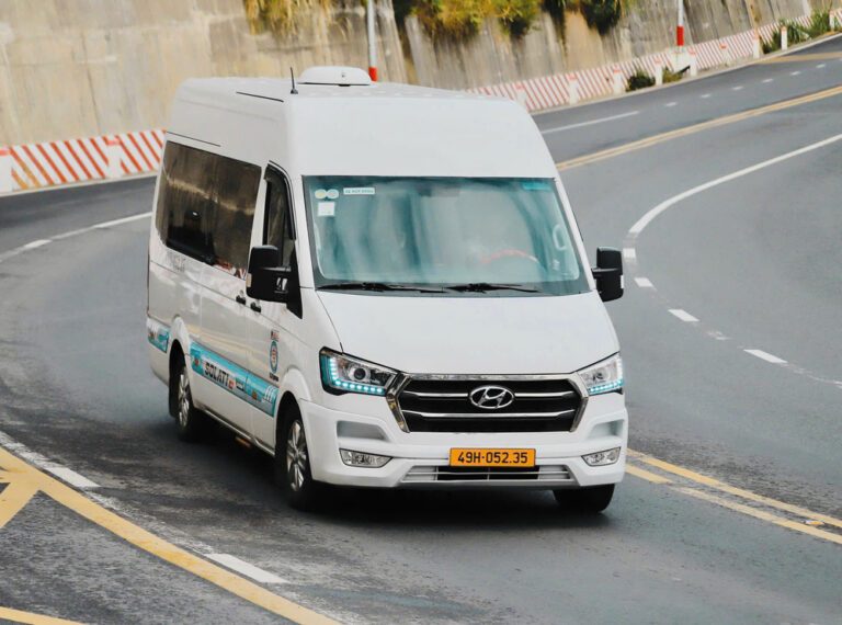 Xe 16 chỗ đi đoàn ở Lâm Đồng Xe 16 chỗ Hyundai Solati của nhóm Taxi Đức Trọng Đà Lạt chạy trên đường đèo Lâm Đồng