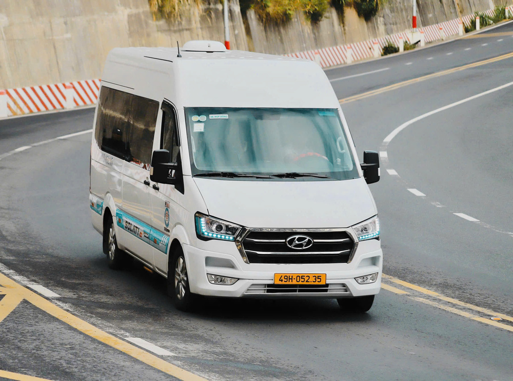 Xe 16 chỗ Hyundai Solati đời mới của Taxi Đức Trọng phục vụ đưa đón sân bay Liên Khương, du lịch Đà Lạt và thuê xe hợp đồng 24/7.