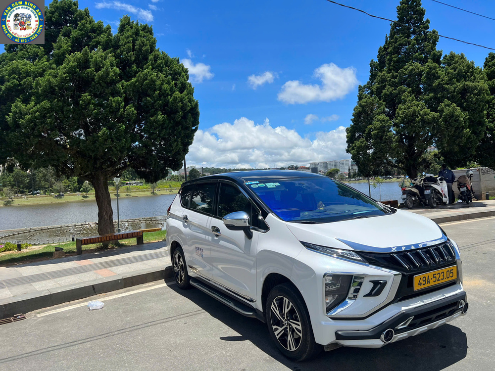Hình ảnh xe taxi Đà Lạt của hãng Taxi Đức Trọng đậu tại khu vực hồ Xuân Hương – biểu tượng du lịch của thành phố ngàn hoa, thể hiện sự hiện diện chuyên nghiệp và sẵn sàng phục vụ hành khách mọi lúc.