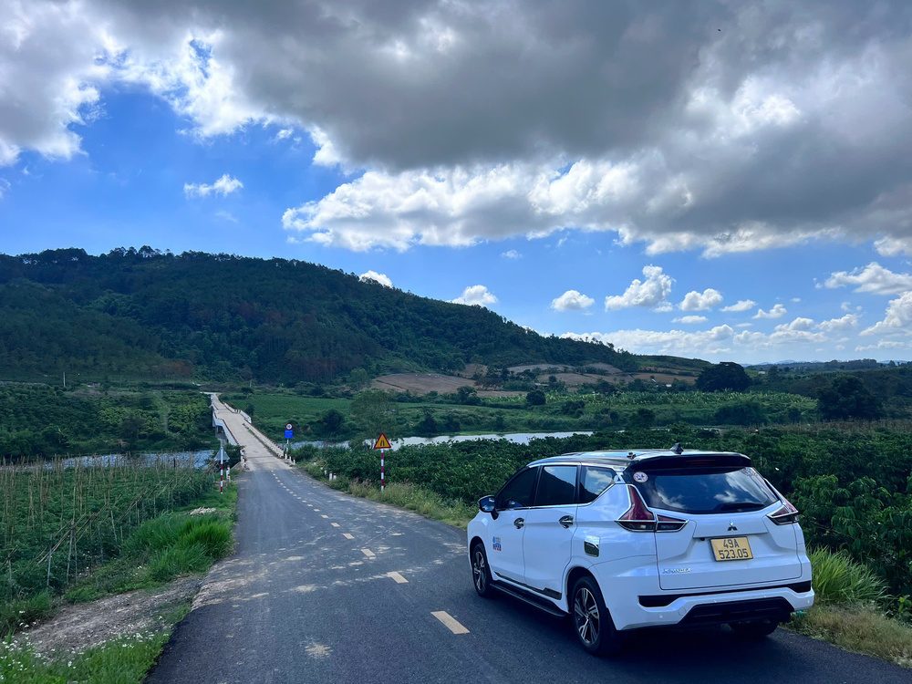 Xe taxi Đức Trọng Đà Lạt trên cung đường ven sông hồ Lâm Đồng Xe taxi biển 49A-523.05 trên cung đường nông thôn ven sông hồ khu vực Đức Trọng, Lâm Đồng