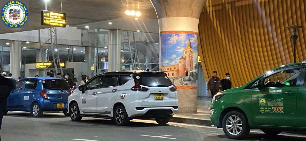 Kinh Nghiệm Đi Taxi Sân Bay Liên Khương: Tránh Chặt Chém, Chọn Đúng Hãng Xe Taxi Đức Trọng đón khách đặt trước tại sân bay Liên Khương ban đêm