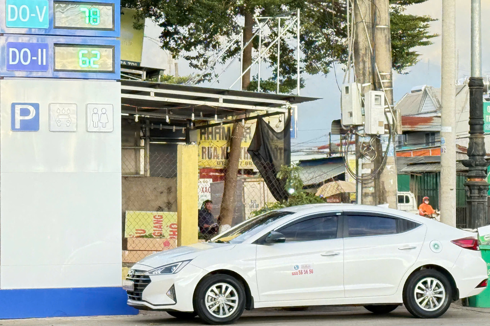Hình ảnh xe Taxi Tân Hội đưa khách tham quan các điểm du lịch nổi tiếng như Đà Lạt, hồ Tuyền Lâm, thác Datanla và sân bay Liên Khương với dịch vụ chuyên nghiệp, an toàn.