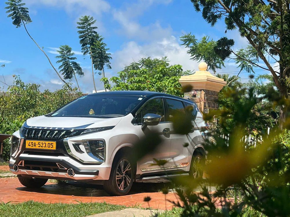 Xe taxi Đức Trọng Đà Lạt sẵn sàng phục vụ tại Ninh Gia Xe taxi Đức Trọng Đà Lạt biển 49A-523.05 đậu tại sân nhà khách hàng khu vực Ninh Gia