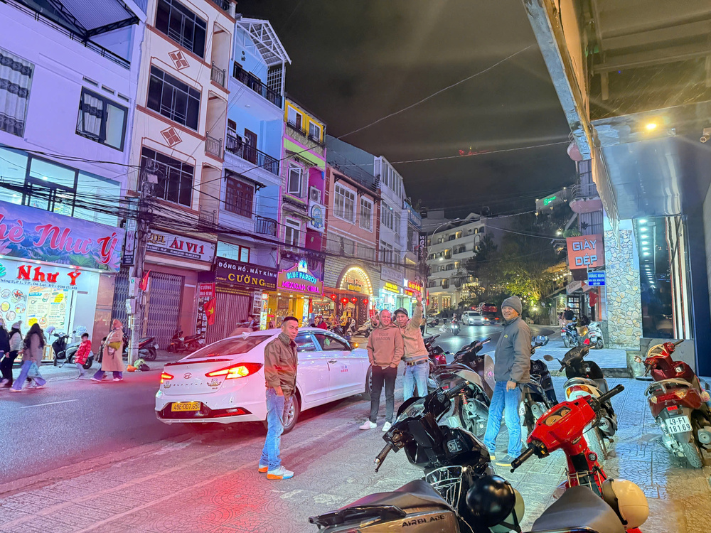 Hình ảnh xe taxi 4 chỗ đang đón khách tại khu vực Đà Loan để di chuyển lên trung tâm Đà Lạt an toàn và tiện lợi.