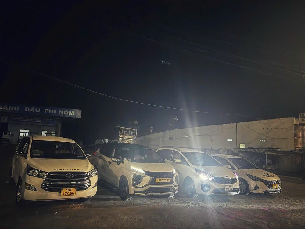 Taxi Xã Đức Trọng Lâm Đồng - Kinh Nghiệm 2026 | Taxi Đức Trọng Đội xe taxi Đức Trọng tập kết tại cây xăng Phi Nôm, sẵn sàng nhận cuốc ban đêm