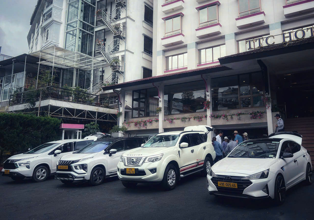 Đội ngũ tài xế Taxi Đức Trọng Đà Lạt được đào tạo bài bản, thân thiện và nhiệt tình phục vụ hành khách từ xã Phi Nôm trong suốt hành trình đến Đà Lạt. Tài xế bản địa quen địa hình QL27–QL20, biết điểm tắc nghẽn theo giờ và đường tắt tránh ùn tắc cuối tuần. Luôn đón đúng giờ, hỗ trợ mang hành lý tận tình.
