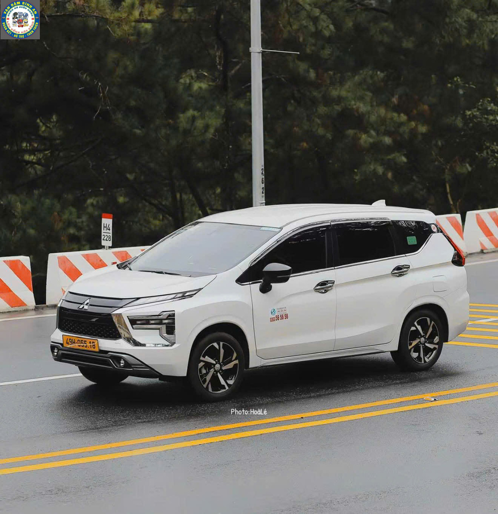 Xe taxi Đức Trọng chờ khách tại khu vực sân bay Liên Khương.