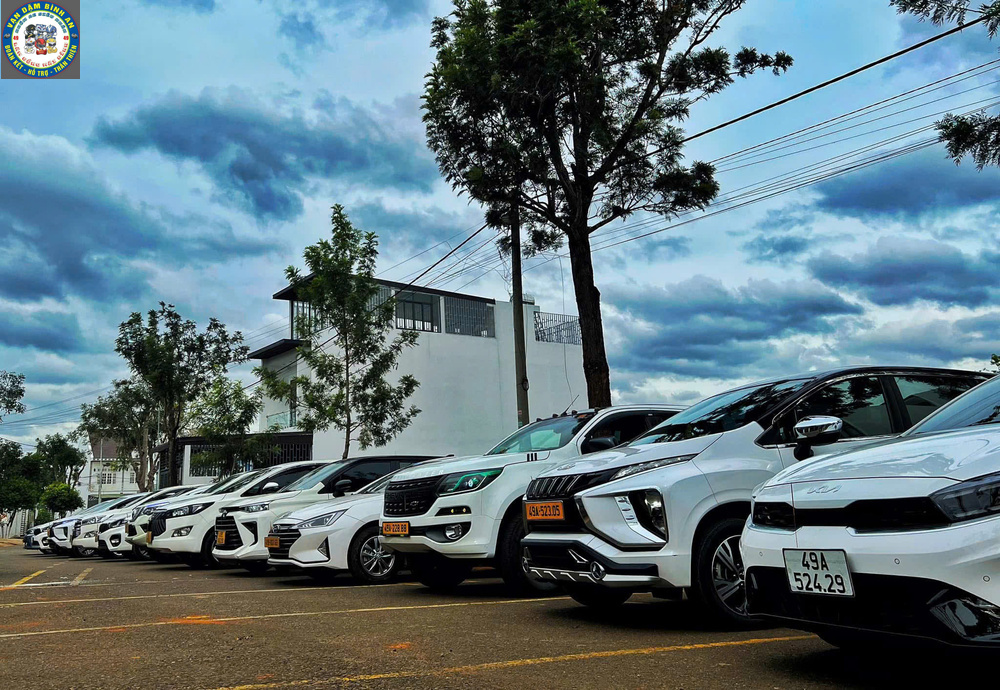 Hình ảnh xe taxi 7 chỗ phục vụ tuyến Phi Nôm đi Đà Lạt của Taxi Đức Trọng Đà Lạt. Giá cố định trọn gói, đón tận nhà, hoạt động 24/7.