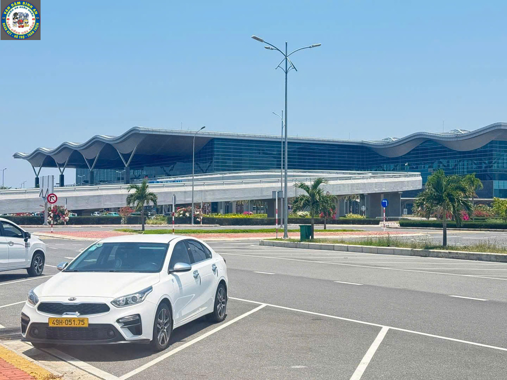Taxi Đức Trọng Đi Đà Lạt, Sân Bay, Nha Trang Giá Cạnh Tranh Hình ảnh taxi chuẩn bị đón khách từ Đức Trọng đi sân bay Cam Ranh, đảm bảo đúng giờ và an toàn.