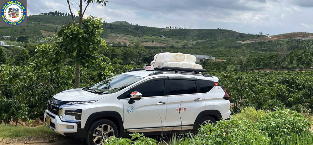 Xe taxi đưa khách đến khu vực trung tâm thành phố Đà Lạt với khung cảnh đặc trưng của phố núi.