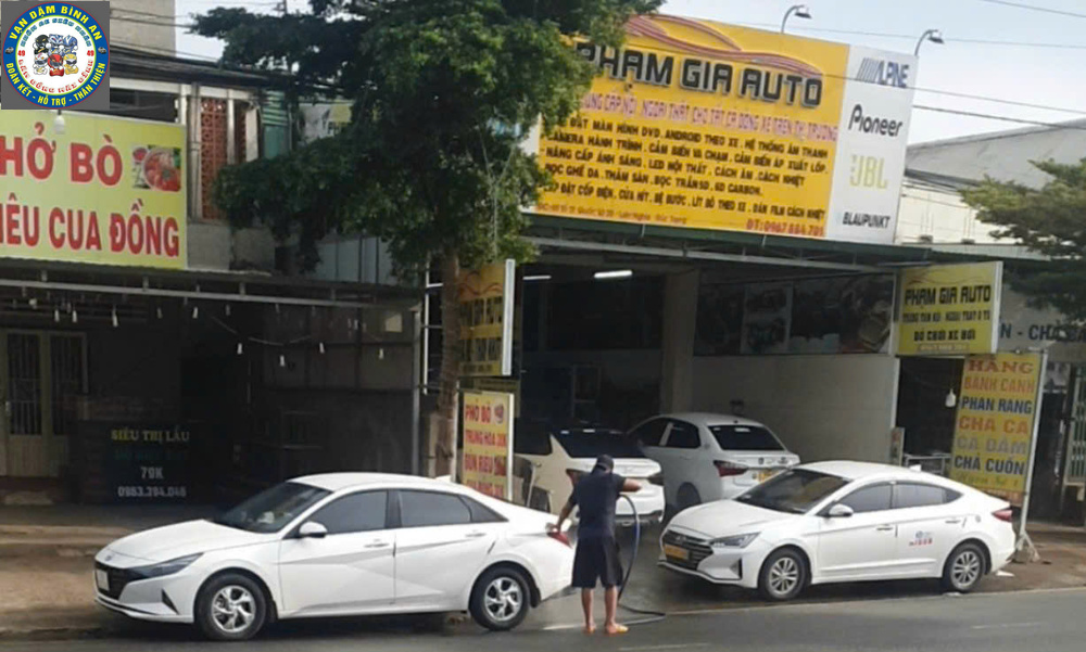 Dịch vụ taxi Phi Nôm đáp ứng nhu cầu đi lại của khách du lịch, gia đình và doanh nghiệp với nhiều dòng xe hiện đại.