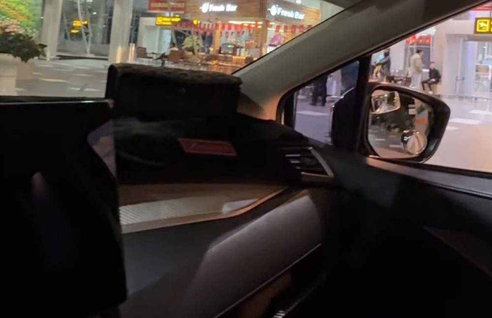 Nội thất xe taxi Ninh Gia Đức Trọng sạch sẽ thoải mái trên đường đi sân bay Liên Khương