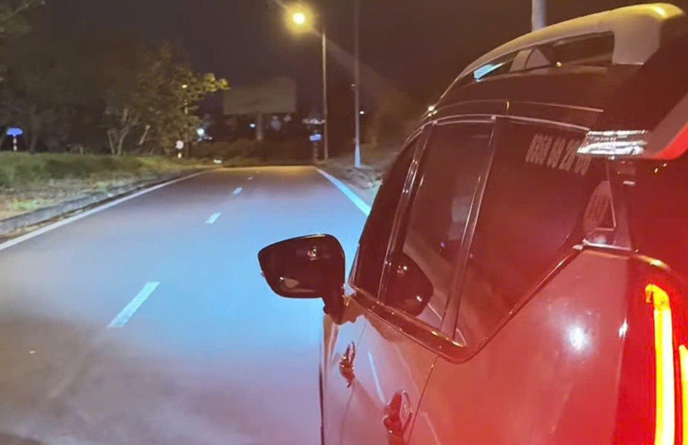 Khách chuẩn bị hành lý lên taxi Đức Trọng đi Đà Lạt.