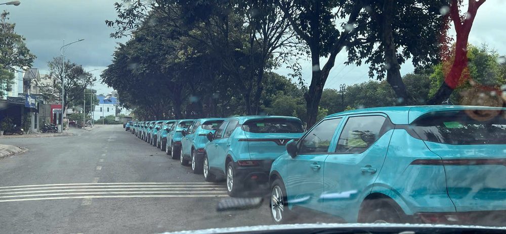 Taxi Điện Đức Trọng Giá Rẻ, Phục Vụ Tận Nơi Hình ảnh hotline và xe taxi điện Đức Trọng phục vụ khách hàng 24/24.