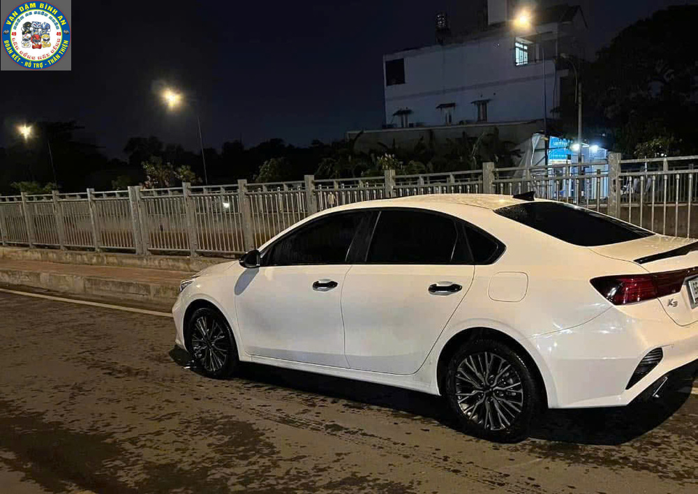 Xe taxi Đức Trọng 4 chỗ đón khách tại khu vực trung tâm.