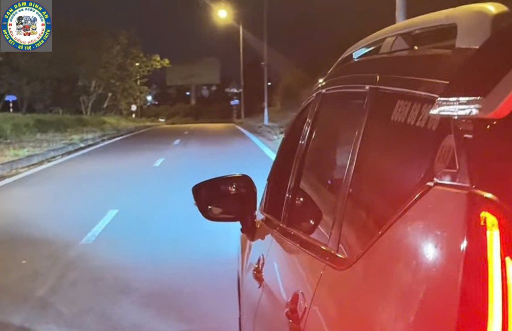 Taxi Xã Đức Trọng Lâm Đồng - Kinh Nghiệm 2026 | Taxi Đức Trọng Xe taxi Đức Trọng chở khách trên quốc lộ 20 vào ban đêm