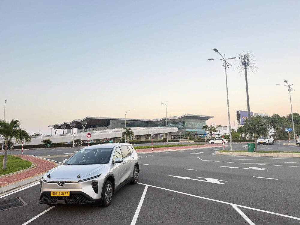 Taxi Điện Đức Trọng Giá Rẻ, Phục Vụ Tận Nơi Xe điện 7 chỗ rộng rãi đang phục vụ khách du lịch tại Đức Trọng.