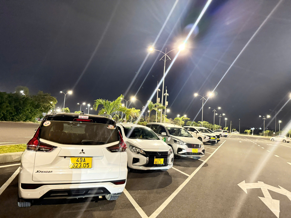 Khách gọi taxi Đức Trọng uy tín bằng điện thoại.