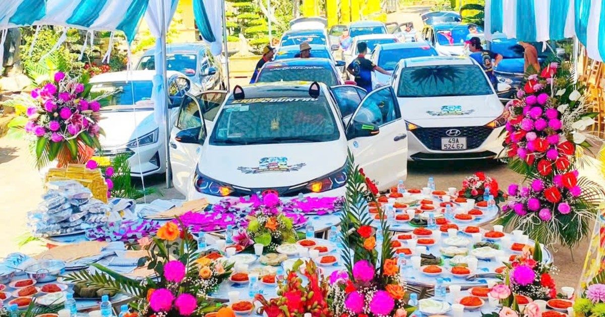 Taxi Đức Trọng Lâm Đồng – Gọi 02633 991 252, Có Xe Sau 5–10 Phút 24/7 Đoàn xe taxi Đức Trọng 4–7 chỗ xếp hàng trong lễ cúng xe của nhóm Anh Em Siêu Nhân tại Lâm Đồng