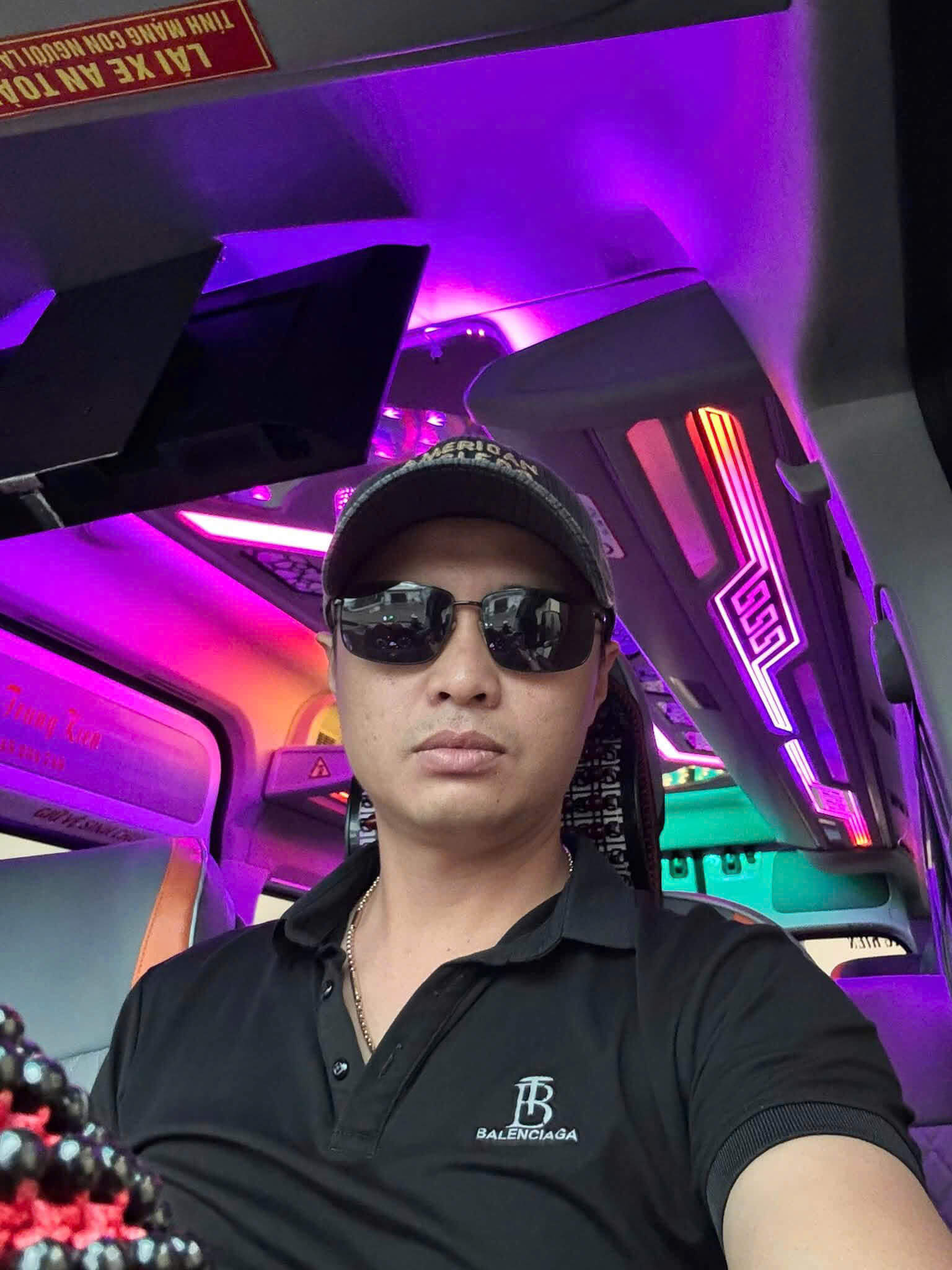 Taxi Đức Trọng Đà Lạt – Xe 4, 7, 16 Chỗ | Sân Bay, Đà Lạt 24/7 Anh Kên tài xế xe 16 chỗ của nhóm Taxi Đức Trọng ở Tân Hội ngồi trong khoang lái