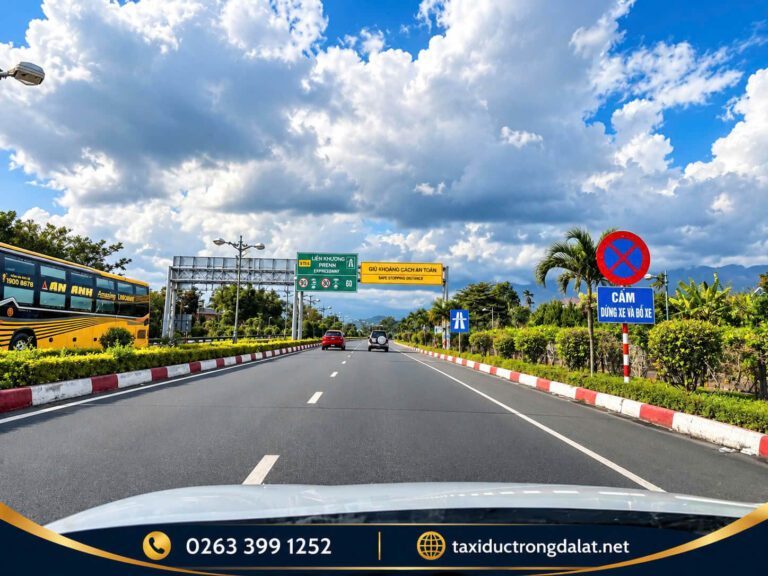 Taxi sân bay Liên Khương Cao tốc Liên Khương – Prenn nhìn từ xe Taxi Đức Trọng Đà Lạt, cung đường ngắm hoa dã quỳ từ sân bay Liên Khương lên Đà Lạt