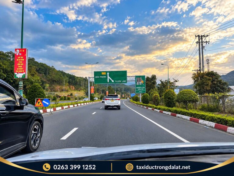 Hoa Dã Quỳ Đà Lạt 2026: 4 Cung Đường Ngắm Hoa Đẹp Nhất và Tour Săn Dã Quỳ Có Xe Đưa Đón Biển chỉ đường đèo Prenn và hồ Tuyền Lâm trên đường taxi Đức Trọng lên Đà Lạt