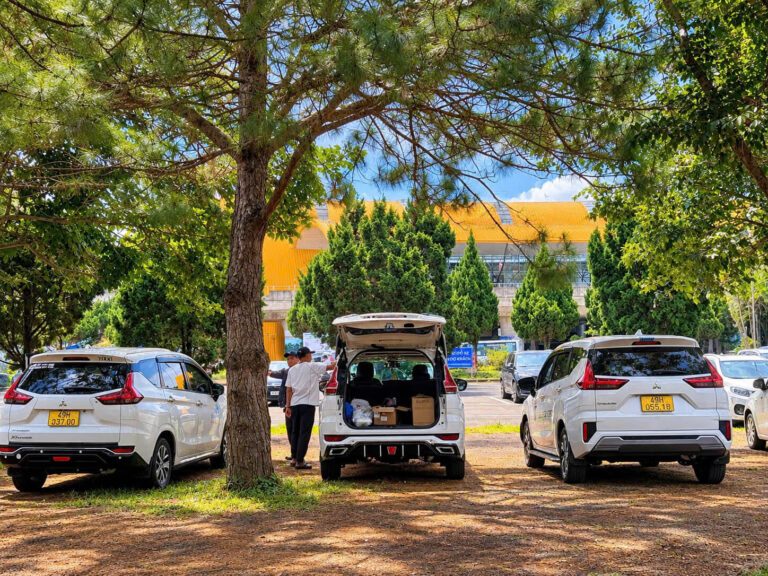 Xe của nhóm ở bãi xe sân bay Liên Khương Xe taxi biển vàng của nhóm Taxi Đức Trọng Đà Lạt đậu ở bãi xe sân bay Liên Khương, chờ đón khách về Phú Sơn Lâm Hà