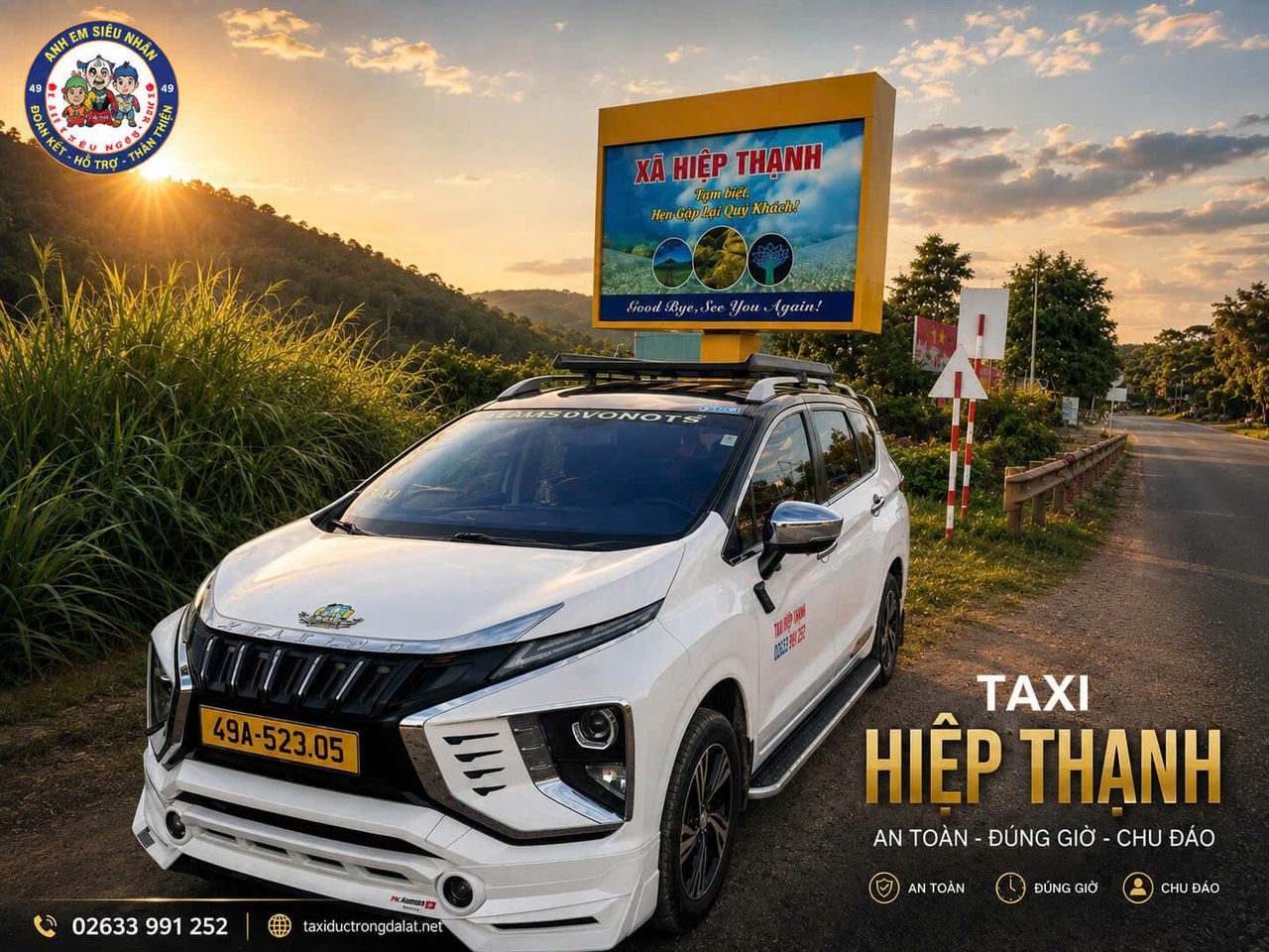 Taxi Hiệp Thạnh Đức Trọng Đà Lạt Taxi Hiệp Thạnh Đức Trọng – xe biển 49A-523.05 tại bảng chào xã Hiệp Thạnh, cửa ngõ phía Nam Đà Lạt lúc hoàng hôn