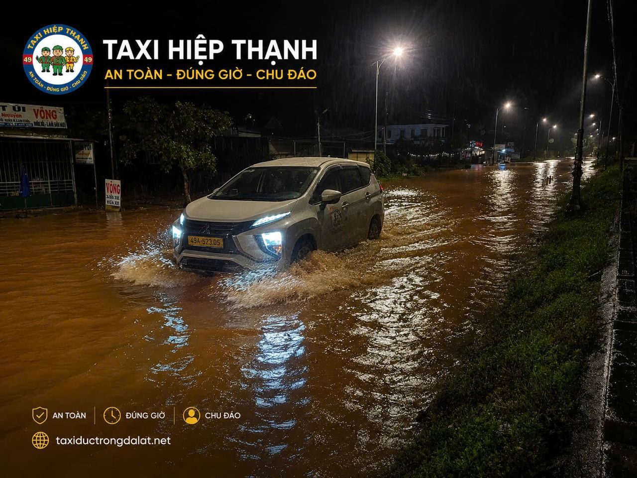 Taxi Hiệp Thạnh chạy đêm mưa ngập nước Xe Taxi Hiệp Thạnh biển 49A-523.05 di chuyển qua đoạn đường ngập trong đêm mưa lớn ở Đức Trọng